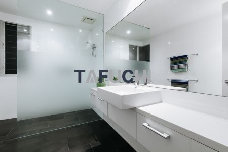 浴室儲物櫃使用高光壓克力板，防潮防水，材質不易老化，乾淨俐落，簡約和諧。